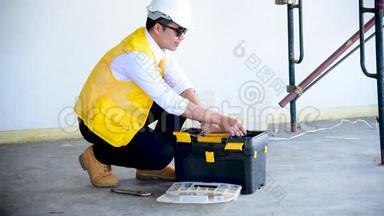 施工工程师穿着安全服信托小组手持白色黄色安全安全帽安全设备在施工现场.. 艰苦